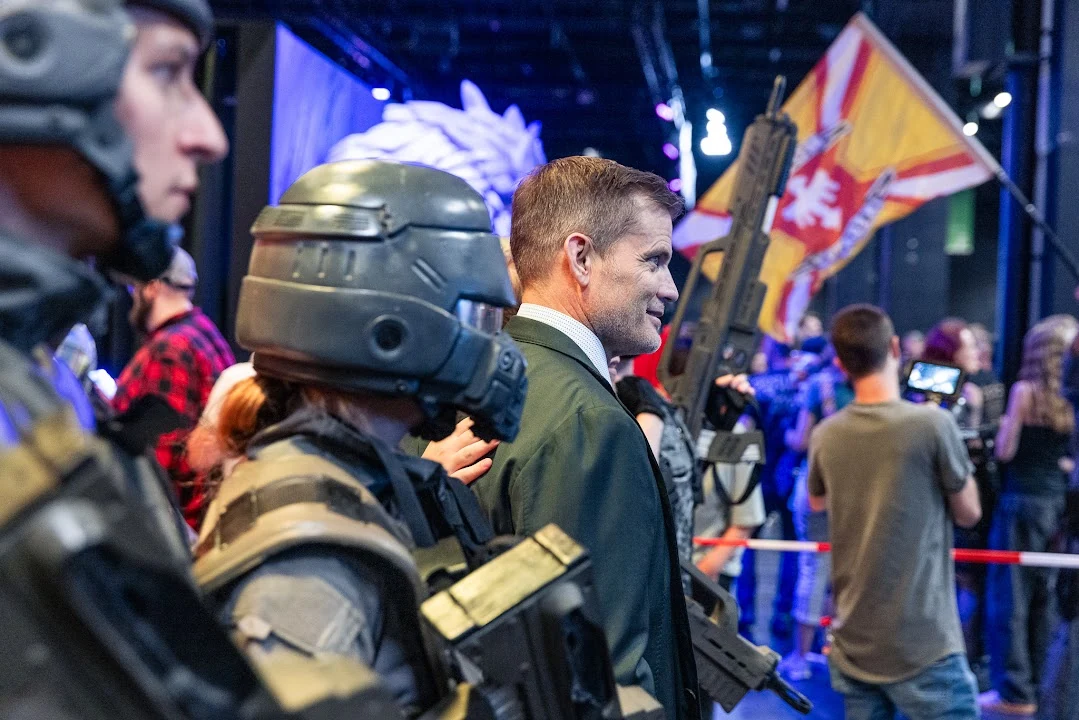Casper van Dien zwischen Troopern der German Division auf der Gamescom 2024