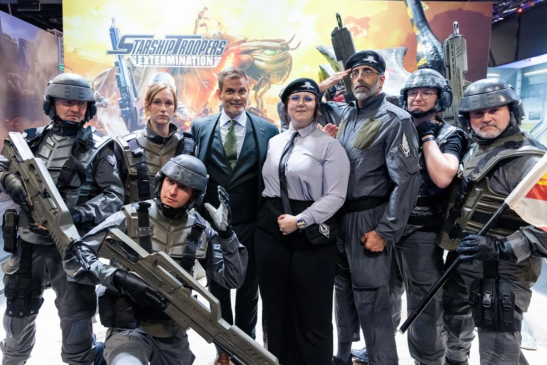 Casper van Dien inmitten der Starship Troopers German Division auf der Gamescom 2024