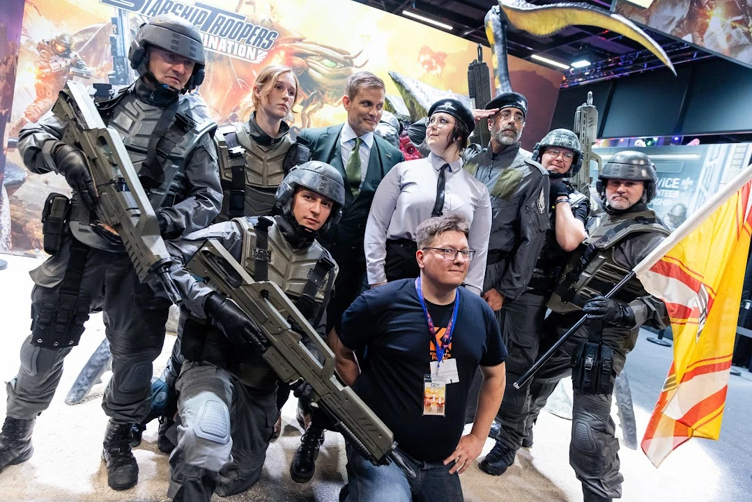 Gemeinsames Gruppenbild am Starship-Troopers-Extermination-Stand auf der Gamescom 2024